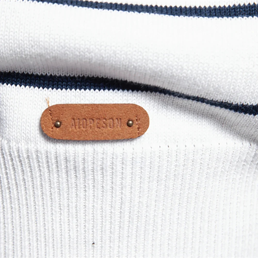 "Dennis™ | Klassisk Herrtröja" can be rewritten as "Dennis™ | Traditionell Herrtröja".
