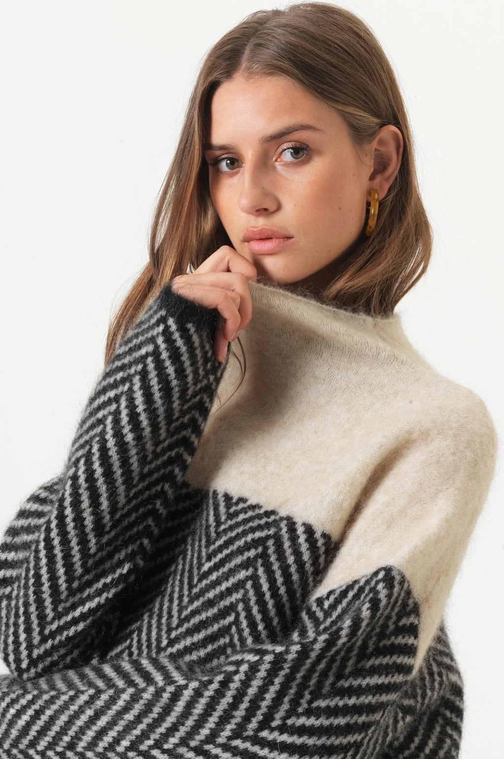 Mia™ | Elegant Polotröja med Modernt Fiskbensmönster