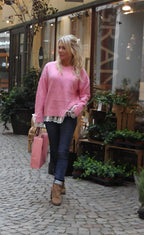 Stickad tröja med spetsdetaljer – Rosa